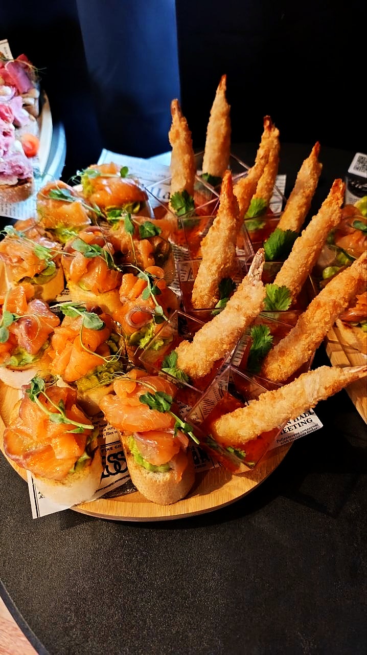 Talerze z prosciutto, melonem i serem pleśniowym na szpadkach
