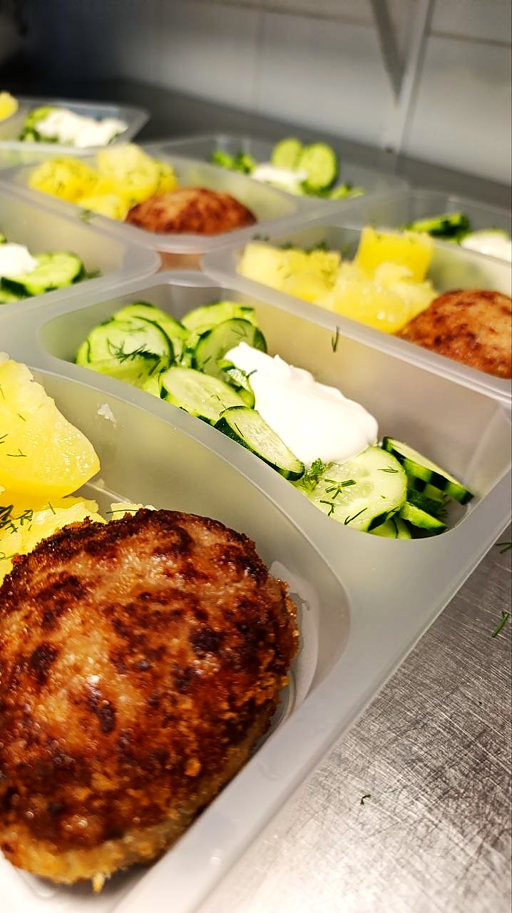 Kotlet mielony z młodymi ziemniakami i mizerią w pojemniku