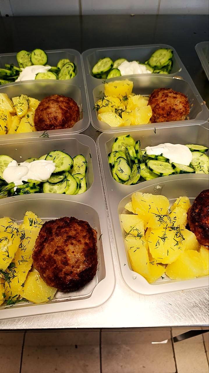 Kotlet mielony z ziemniakami z koperkiem, zbliżenie